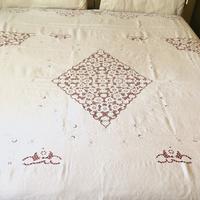 Copriletto in lino intaglio e ricamo a mano