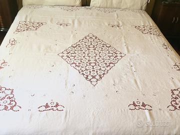 Copriletto in lino intaglio e ricamo a mano