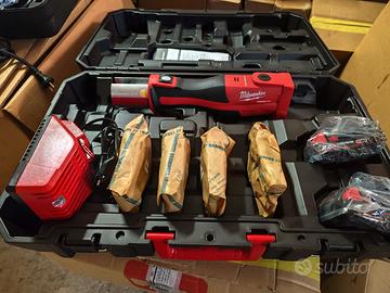 Pressatrice a batteria per multistrato