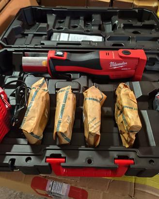 Pressatrice a batteria per multistrato