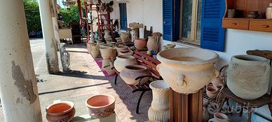 vasi e anfore di cemento bianco e di terracotta 