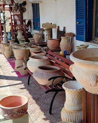 vasi e anfore di cemento bianco e di terracotta 