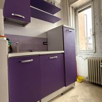 Cucina compatta lilla con frigo incasso