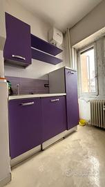 Cucina compatta lilla con frigo incasso