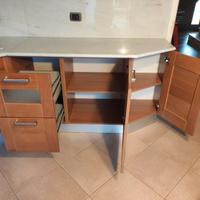 Cucina con alcuni elettrodomestici 