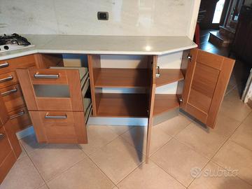 Cucina con alcuni elettrodomestici 