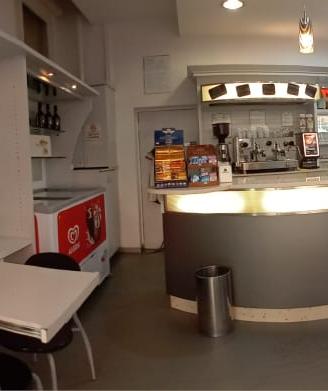 bancone, retro banco e piccole attrezzature bar