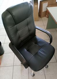 Poltrona da ufficio in ecopelle nera con ruote.