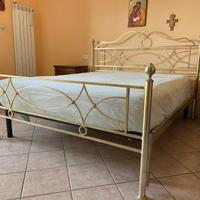 Letto in ferro battuto ottonato