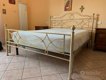 Letto in ferro battuto ottonato