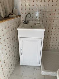 Mobile bagno con lavabo e rubinetti