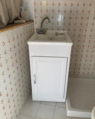 Mobile bagno con lavabo e rubinetti