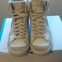 Scarpe Nike in pelle bianche con baffo rosa