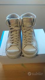 Scarpe Nike in pelle bianche con baffo rosa