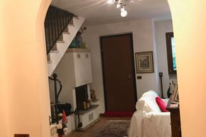 Curata villa a schiera con comodi spazi