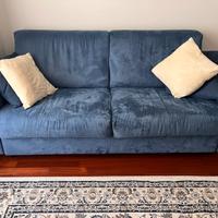Divano letto blu alcantara.