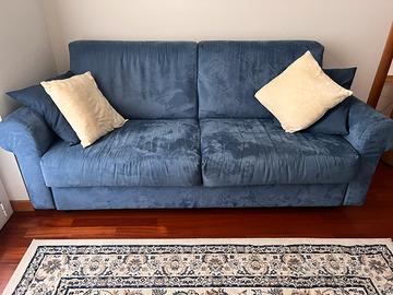Divano letto blu alcantara.
