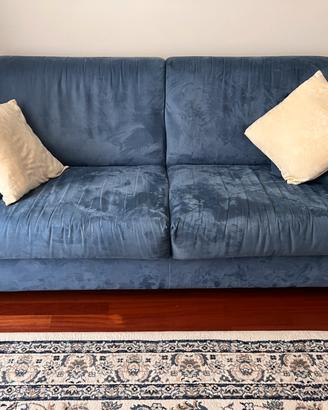 Divano letto blu alcantara.