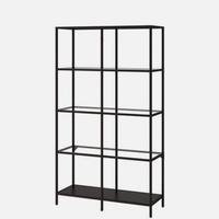 Libreria in metallo con i ripiani in vetro