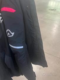 Casco giubbino e pantaloni moto