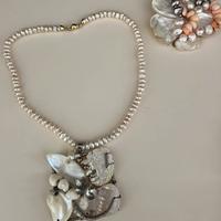 Collana perle bianche con fermaglio in oro bianco