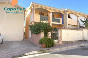 Sarroch - Casa a schiera con giardino e posto auto