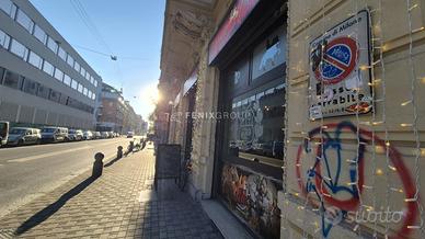 NEGOZIO CON TRE VETRINE