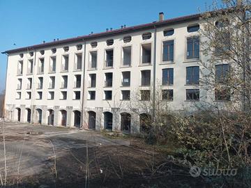 Palazzo / Stabile di 1360 m² a Garbagnate Monaster