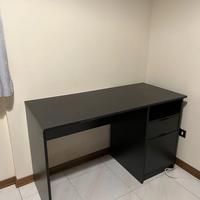 Scrivania con cassettiera