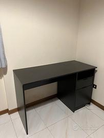 Scrivania con cassettiera