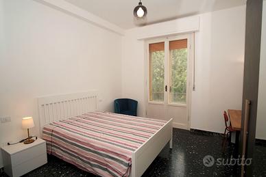 Ampia stanza per studenti con balcone