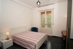 Ampia stanza per studenti con balcone