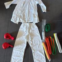 Kimono karate con ginture e guanti