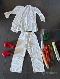 Kimono karate con ginture e guanti