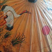 Ombrello orientale vintage in carta e legno