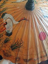 Ombrello orientale vintage in carta e legno
