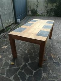 Tavolo in teak con inserti pietra lavica