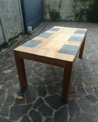 Tavolo in teak con inserti pietra lavica