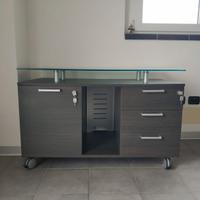 Elegante cassettiera in legno e metallo.