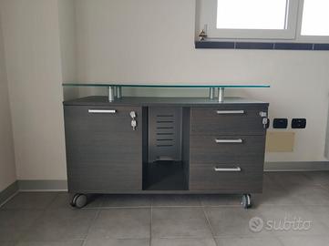 Elegante cassettiera in legno e metallo.