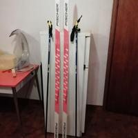 Sci da fondo zigrinato e racchette FISCHER