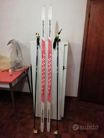 Sci da fondo zigrinato e racchette FISCHER