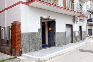 Pozzuoli - Locale uso studio 40 mq con soppalco e