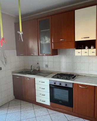 Cucina lineare con tavolo e sedie