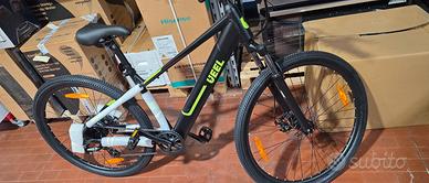 La bicicletta la mountain bike elettrica