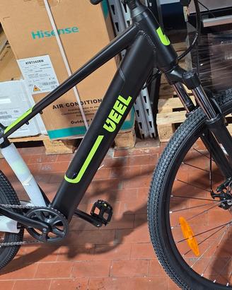 La bicicletta la mountain bike elettrica