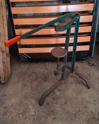 Tappatrice a colonna per bottiglie con sugheri