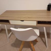 scrivania e sedia