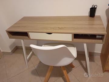 scrivania e sedia