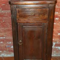 un comodino o mobiletto antico in legno